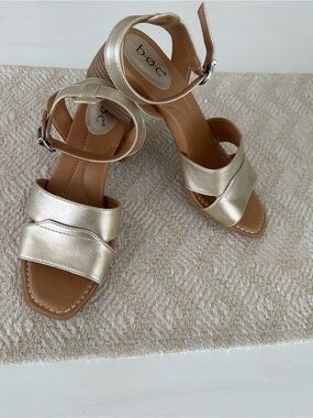 BOC NWT Gold Ankle Strap Sandal 2” Heel Size 8
